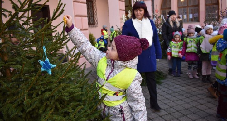 zdobení stromečků v atriu 2019 (6).jpg